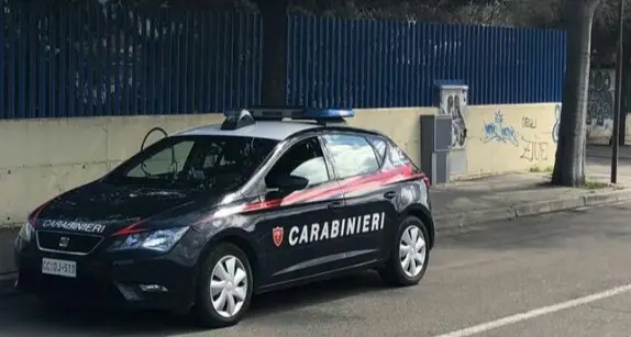 Con l'auto rubata speronano la pattuglia dei Carabinieri: è caccia a due giovani