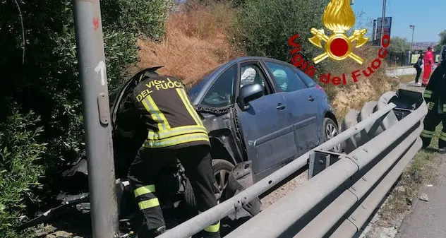 Sassari. Auto esce fuori strada e finisce oltre il guard rail