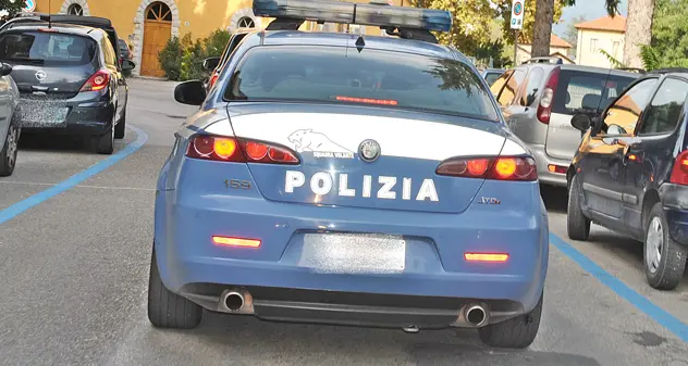 Incendiava auto per divertimento, piromane rintracciato dalla Polizia