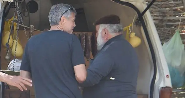 George Clooney acquista del formaggio da un venditore per strada in Gallura