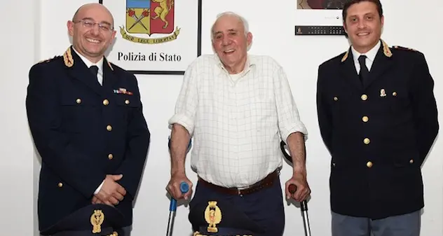 Rubano tutti i risparmi a un 92enne, la Polizia ferma i malviventi e restituisce il denaro