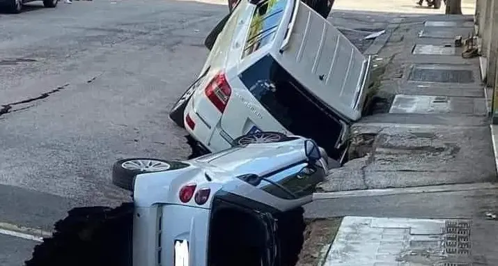 Roma. Voragine in strada inghiotte due auto parcheggiate