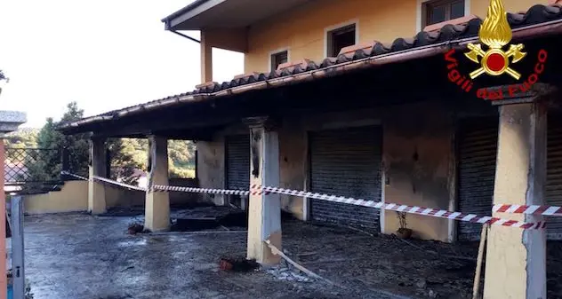 Incendio nella notte: a fuoco un'auto e la tettoia di una pizzeria