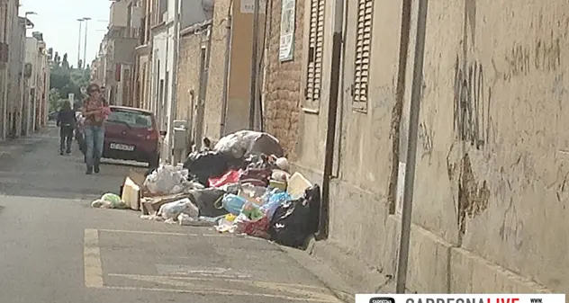 Via i cassonetti, strade con le mini-discariche da cartolina: cittadini in rivolta