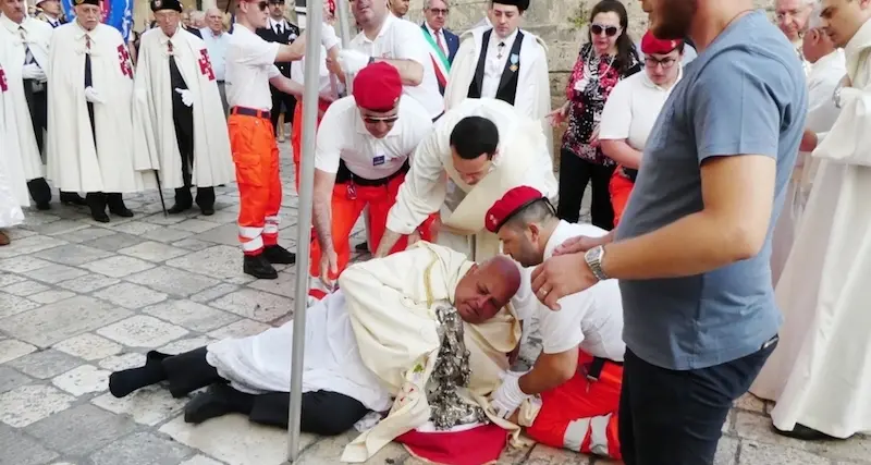 Il vescovo cade da cavallo durante la processione