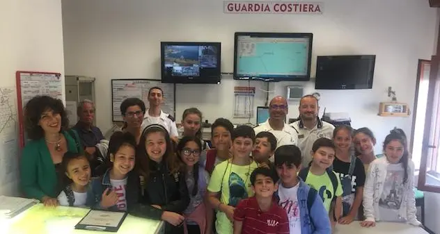 Piccoli studenti a lezione con la Guardia Costiera di Alghero