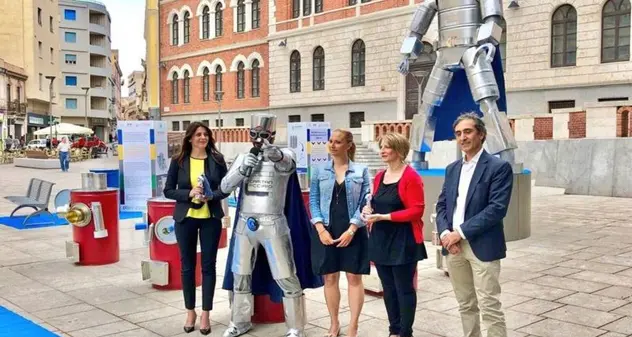 In piazza Garibaldi arriva Capitan Acciaio: premiata l’assessora Claudia Medda