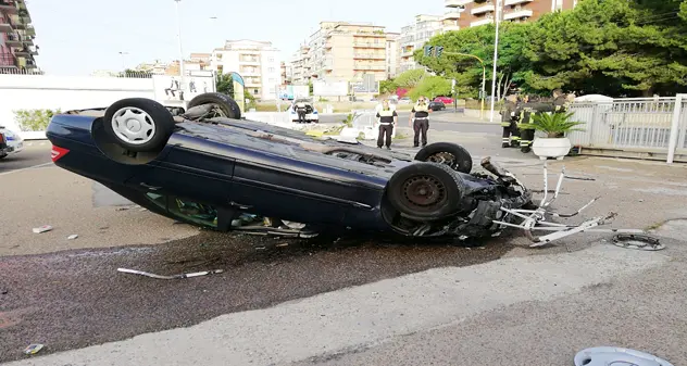 Auto ‘impazzita’ sfonda un muretto e si ribalta: sul posto i soccorsi