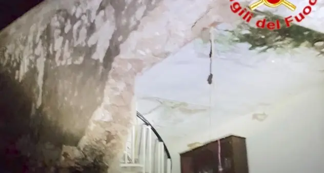Maltempo, crolla il muro di un'abitazione. LE FOTO