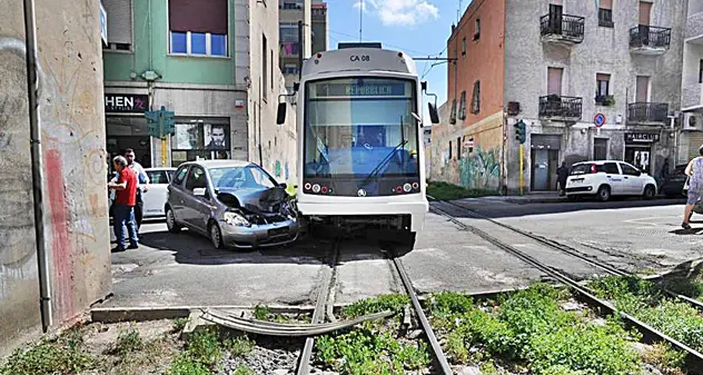 Auto si schianta contro il tram: disagi al traffico