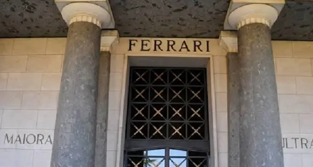 Volevano rubare la salma di Enzo Ferrari: chiesto quasi un secolo di reclusione per la banda