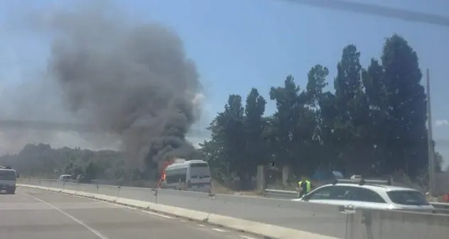 Autobus in fiamme sulla Buddi Buddi