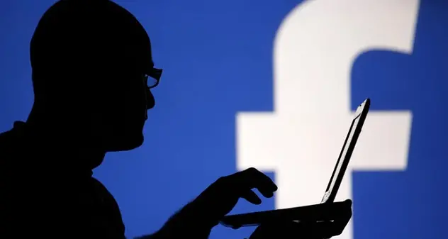 Insultare su Facebook è diffamazione: condannato insegnante algherese