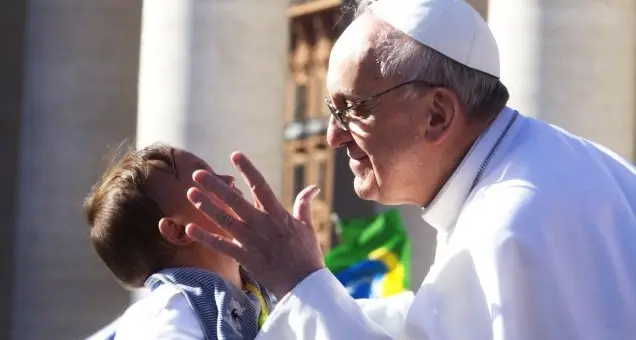 Papa Francesco: si al battesimo per i bambini nati da genitori non sposati