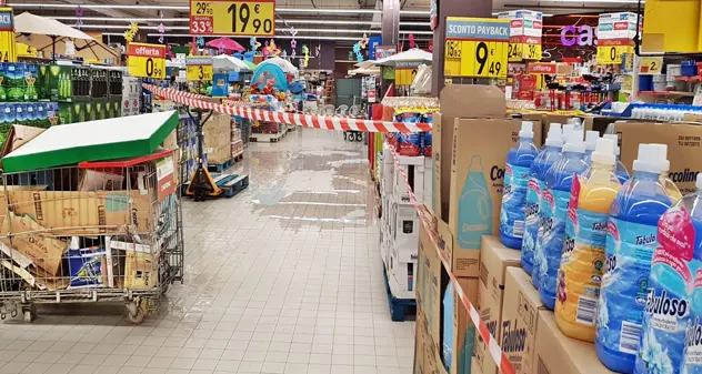 Carrefour, corsie e reparti sott’acqua: disagi tra i clienti del centro commerciale