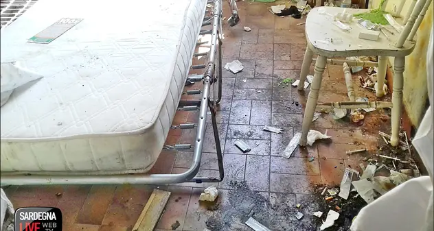 Case popolari? No, dentro l’ex asilo i tossicodipendenti preoccupano i cittadini - VIDEO