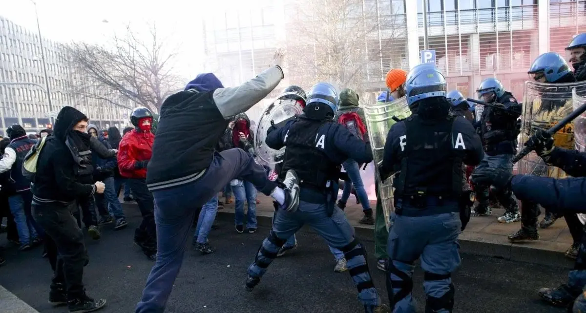 Milano. Scontri studenti-polizia davanti alla Regione