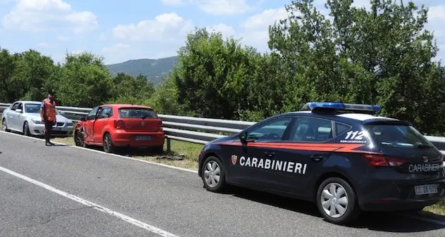 Invade la corsia opposta e si scontra con altre due auto: feriti due giovani