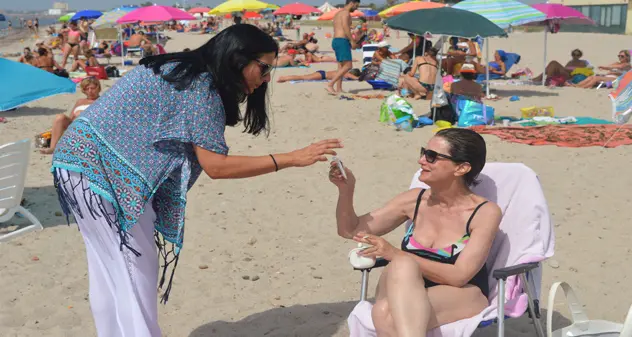 Sos mozziconi in spiaggia, il Comune regala ai bagnanti i posacenere