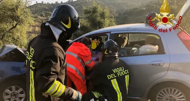 Scontro frontale tra due auto: tre feriti in ospedale, uno è grave