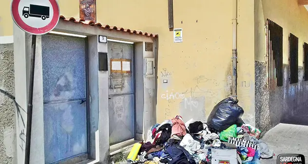 Caritas, il vestiario per i poveri? Buttato in mezzo alla strada