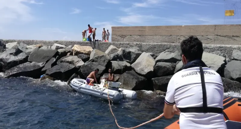 Soccorso gommone al porto storico di Cagliari