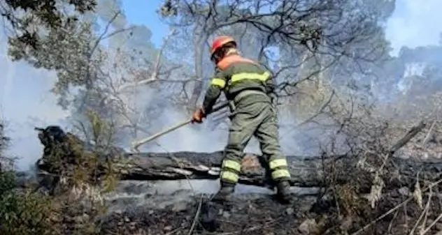 Incendi in Sardegna: elicotteri del Corpo Forestale in volo a Sinnai e Marrubiu