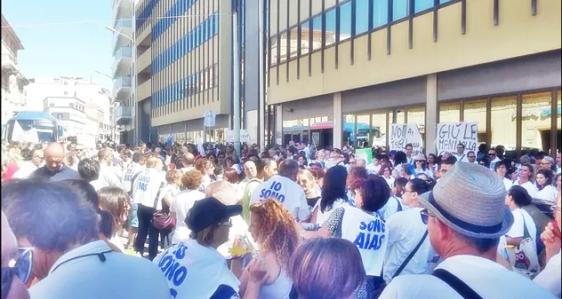 Lavoratori Aias, il calvario di chi è senza stipendio. Mobilitazione in via Roma