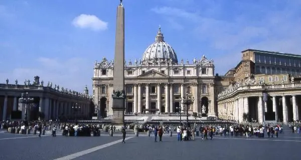 Roma. Uomo si dà fuoco in Piazza San Pietro