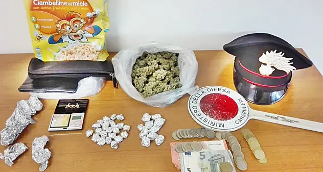Marijuana in casa, giovane pusher nei guai: arrestato