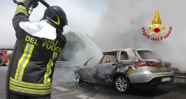 Auto in fiamme sulla statale 131, paura tra gli automobilisti