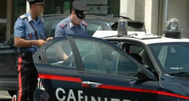 Lesioni aggravate, minacce, violenza sessuale e porto illegale di armi: 30enne in carcere