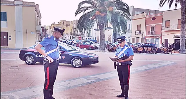 Dramma in piazza, tenta di uccidere l’ex moglie a colpi di roncola: arrestato