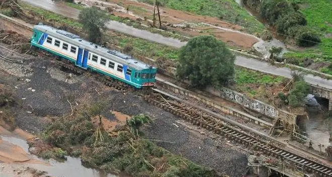 Alluvione. Ripristinata dopo un mese la linea ferroviaria Olbia-Chilivani