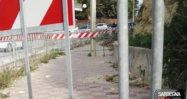 Monte Urpinu, costone roccioso sbriciolato: transenne ‘dimenticate’ da anni