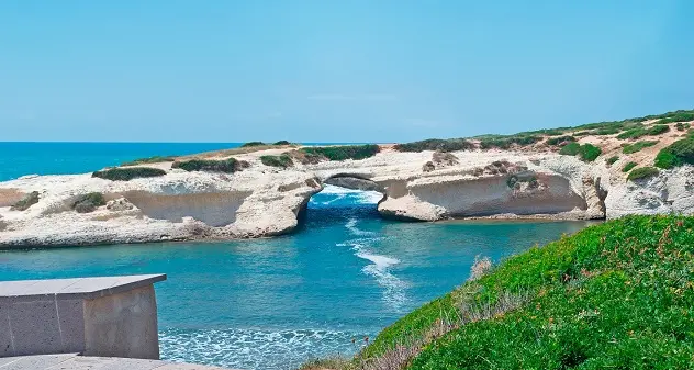 Stop a cibo e bibite nella spiaggia di S'Archittu: multe fino a 500 euro per chi non rispetterà l'ordinanza