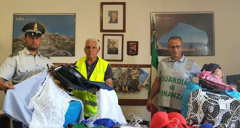 Venditori ambulanti abusivi bloccati dalla Guardia di Finanza nelle spiagge dell’Ogliastra: per loro una sanzione di 15 mila euro