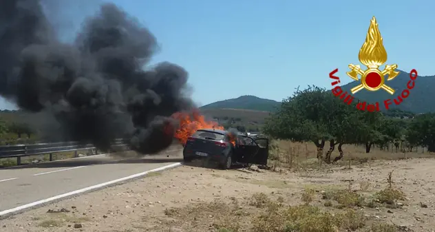 Auto finisce fuori strada e si incendia: in salvo 4 persone