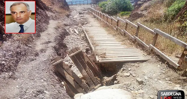 Pan di Zucchero, distrutta la passerella che porta alla spiaggia: “Accesso pericoloso”