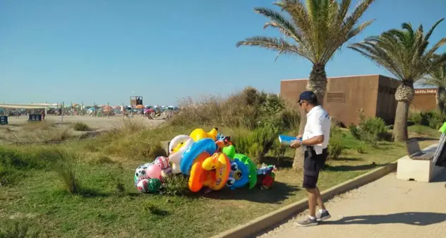 Sequestri e multe agli ambulanti abusivi: al Poetto blitz della Polizia Municipale