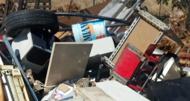 Smaltimento illecito rifiuti: quattro persone denunciate, due camion confiscati e una discarica sotto sequestro