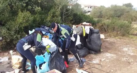 Olbia. Abbigliamento nuovo donato per gli alluvionati abbandonato in una discarica