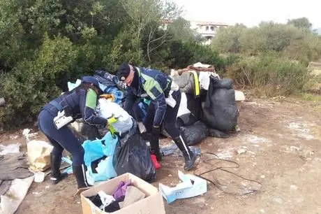 Alluvione Sardegna: vestiti donati trovati in campagne Olbia 