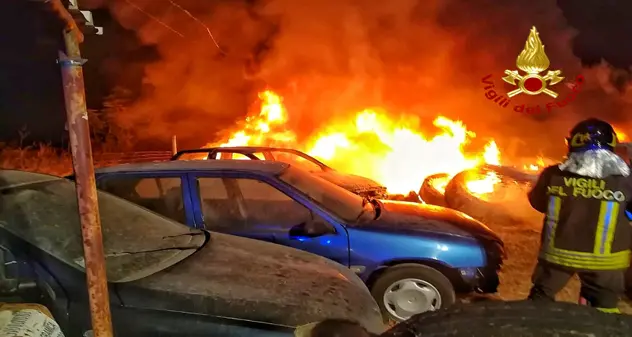 Incendio devasta un deposito di gomme, danni anche ad alcune auto