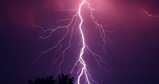 Fulmine colpisce una coppia durante un temporale: i due ricoverati in gravi condizioni