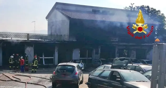 Officina in fiamme a Isili: 12 vetture distrutte