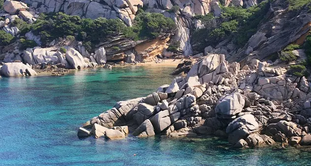 Un pedaggio di 3 euro per accedere a Cala Spinosa: un vespaio di polemiche