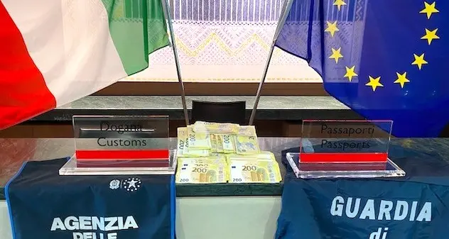 Olbia. In aeroporto con 120 mila euro non dichiarati