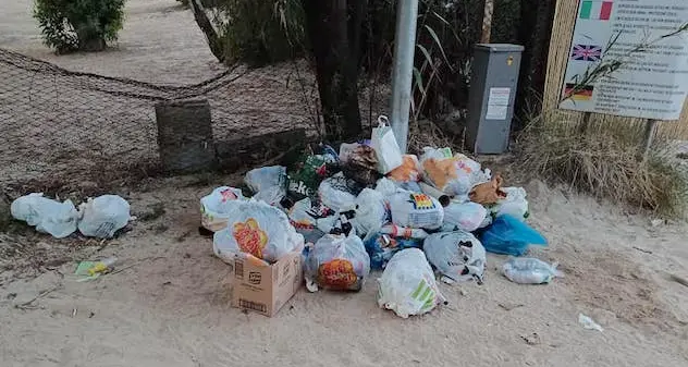 Maracalagonis. La rabbia della sindaca: “Quando andate via dopo una giornata di mare, è brutto lasciar pulito?”