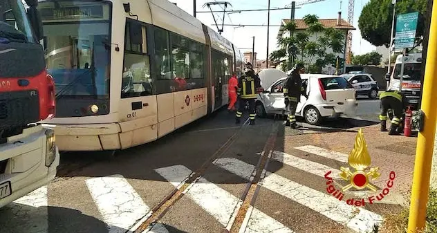 Cagliari. Scontro tra auto e metro a Pirri: due persone incastrate tra le lamiere
